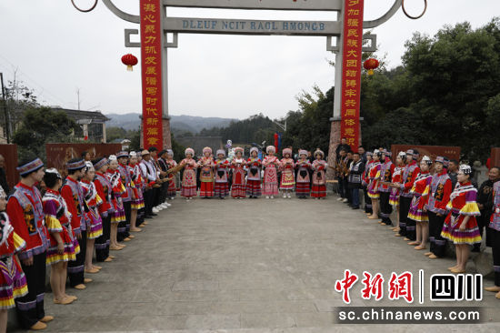 2023年“苗年节”活动在珙县玉和苗族乡凤凰苗寨广场举行。宋健 摄 2023年“苗年节”活动在珙县玉和苗族乡凤凰苗寨广场举行。宋健 摄