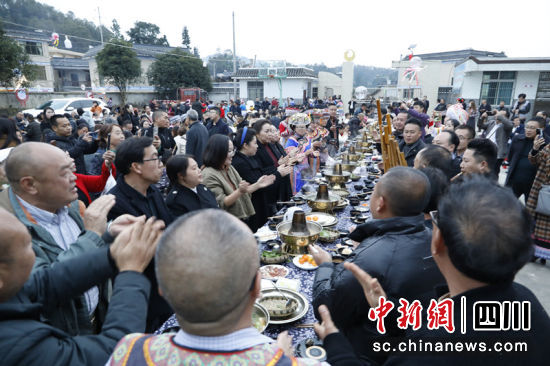 2023年“苗年节”热闹的现场。宋健 摄 2023年“苗年节”热闹的现场。宋健 摄