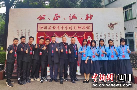 校友正在合影。衡欢 摄 校友正在合影。衡欢 摄
