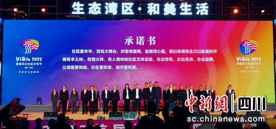 社区书记郑重承诺。 陈忆 摄 社区书记郑重承诺。 陈忆 摄