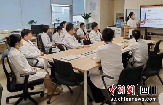 图为华西天府医院专家对患者进行会诊。华西天府医院供图 图为华西天府医院专家对患者进行会诊。华西天府医院供图