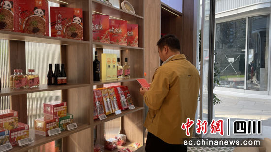 在宜人宜礼店顾客正在选购。刘倩 摄 在宜人宜礼店顾客正在选购。刘倩 摄