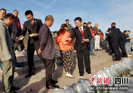 增殖放流宣传活动现场。富顺融媒 供图 增殖放流宣传活动现场。富顺融媒 供图