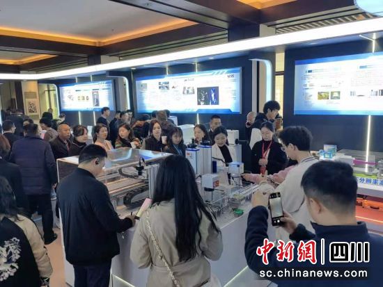 参观激光展品。 游仙区融媒体中心供图 参观激光展品。 游仙区融媒体中心供图