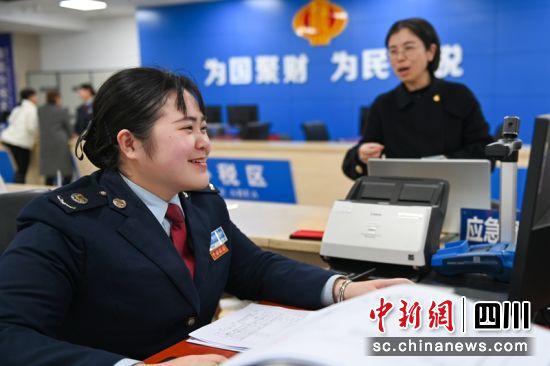 办税大厅内工作人员正在为纳税人办理业务并相互交流。四川税务供图 办税大厅内工作人员正在为纳税人办理业务并相互交流。四川税务供图