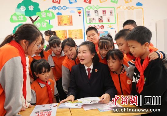 法治宣传志愿活动现场。衡欢 摄 法治宣传志愿活动现场。衡欢 摄