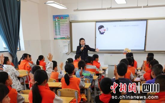 法治宣传志愿活动现场。衡欢 摄 法治宣传志愿活动现场。衡欢 摄
