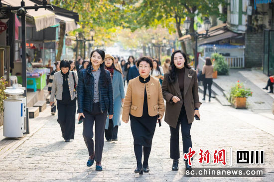 参观体验浪漫风情的白鹿小镇。白鹿音乐旅游景区 供图 参观体验浪漫风情的白鹿小镇。白鹿音乐旅游景区 供图