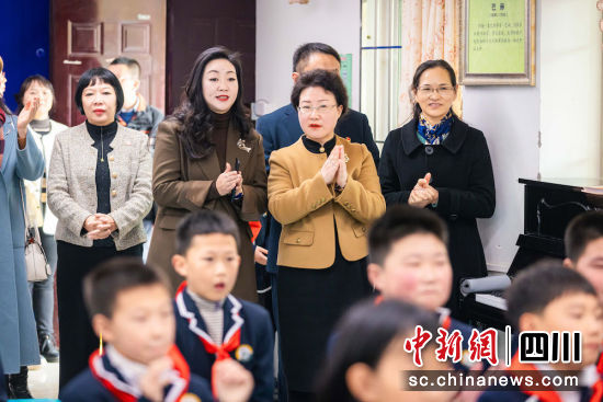 与会代表与孩子们亲切交流互动。白鹿音乐旅游景区 供图 与会代表与孩子们亲切交流互动。白鹿音乐旅游景区 供图
