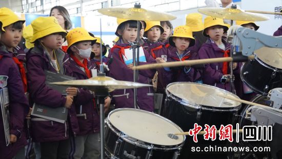 孩子们观看“机器人鼓手”演奏。 龚韦双 摄 孩子们观看“机器人鼓手”演奏。 龚韦双 摄