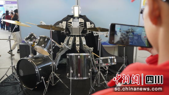 “机器人鼓手”。 龚韦双 摄 “机器人鼓手”。 龚韦双 摄