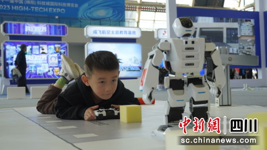 小朋友动手操作小型人形机器人。 龚韦双 摄 小朋友动手操作小型人形机器人。 龚韦双 摄
