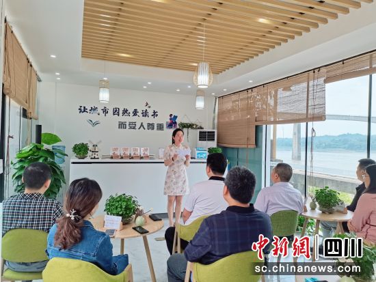 党员志愿在“喜阅”城市书房开展理论宣讲活动。肖光荣 摄 党员志愿在“喜阅”城市书房开展理论宣讲活动。肖光荣 摄