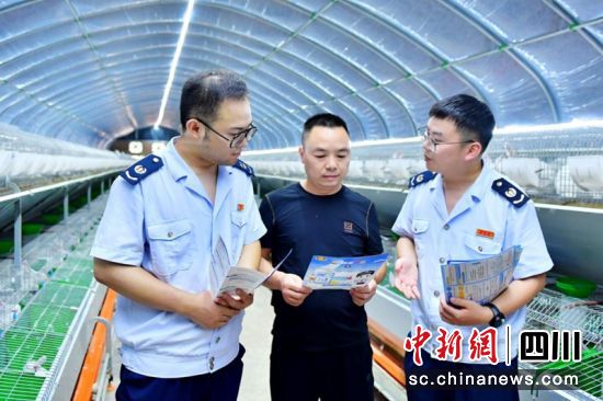 税务干部深入企业现场宣讲政策。成都税务供图 税务干部深入企业现场宣讲政策。成都税务供图