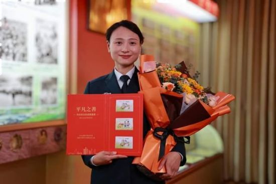 在重庆救人的成都姑娘刘婉获平凡之善卡 在重庆救人的成都姑娘刘婉获平凡之善卡