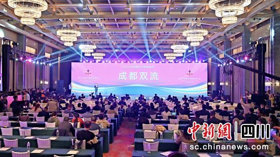 11月24日,2023中国幸福城市论坛上,成都市双流区再次获评“中国最具幸福感城区”。双流区 供图 11月24日,2023中国幸福城市论坛上,成都市双流区再次获评“中国最具幸福感城区”。双流区 供图