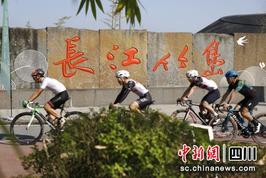 参赛选手环岛骑游比赛中。江安县融媒体中心供图。 参赛选手环岛骑游比赛中。江安县融媒体中心供图。