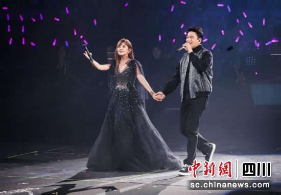 梁静茹世界巡回演唱会成都站。(成都凤凰山体育公园 供图) 梁静茹世界巡回演唱会成都站。(成都凤凰山体育公园 供图)