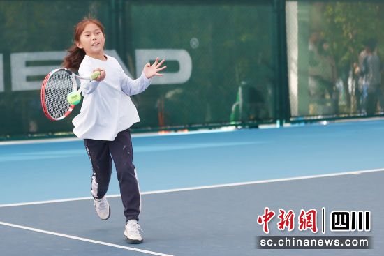 成都市第十五届青少年网球排名赛总决赛收官。成都体育记者协会供图 成都市第十五届青少年网球排名赛总决赛收官。成都体育记者协会供图