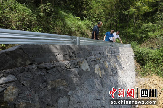 筠连镇村(社区)巡察组回访柏胜村村道公路隐患整治情况。王稀 摄 筠连镇村(社区)巡察组回访柏胜村村道公路隐患整治情况。王稀 摄
