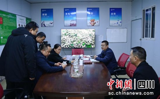 蓬安县科技服务团的专家和养殖户进行技术交流。周亮 摄 蓬安县科技服务团的专家和养殖户进行技术交流。周亮 摄