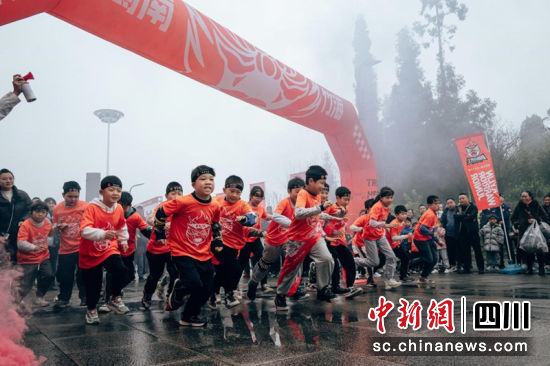 2023蜀南竹海“麒麟小勇士-亲子障碍赛”现场。蜀南文旅集团 供图 2023蜀南竹海“麒麟小勇士-亲子障碍赛”现场。蜀南文旅集团 供图