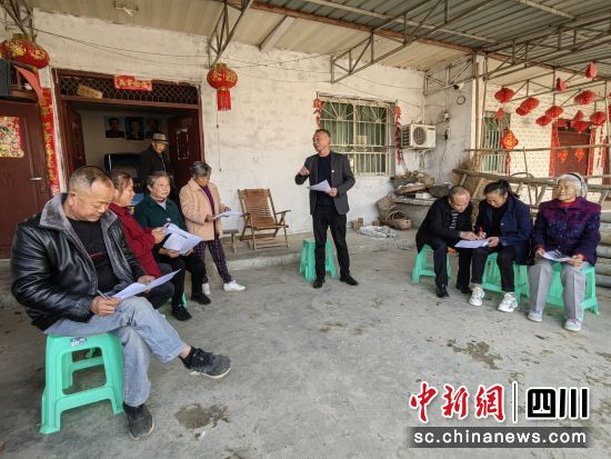 什邡、彭州两市综合行政执法局工作人员走访居民院落。 什邡市综合行政执法局供图 什邡、彭州两市综合行政执法局工作人员走访居民院落。 什邡市综合行政执法局供图