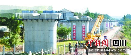 成达万高铁跑马坪特大桥项目建设现场。彭杰 摄 成达万高铁跑马坪特大桥项目建设现场。彭杰 摄