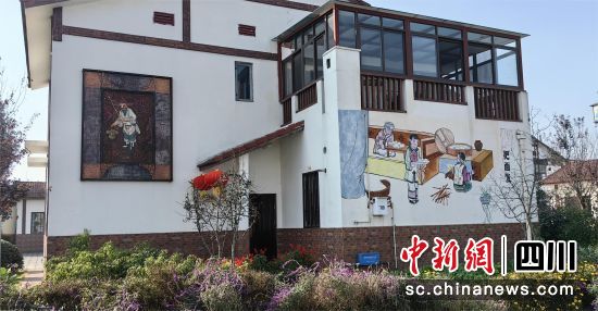 年俗村的民居墙上画满了各式各样的年画。韩金雨 摄 年俗村的民居墙上画满了各式各样的年画。韩金雨 摄
