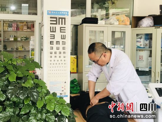 为群众进行中医治疗。 梓潼县融媒体中心供图 为群众进行中医治疗。 梓潼县融媒体中心供图