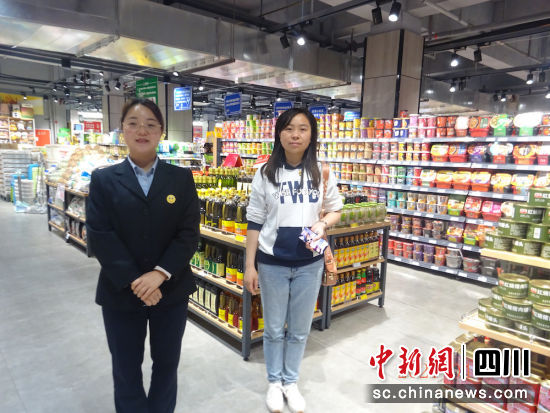 邮储银行工作人员到家家福超市调研交流。游通 供图 邮储银行工作人员到家家福超市调研交流。游通 供图