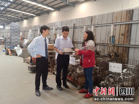 邮储银行客户经理走访企业。邮储银行广安分行 供图 邮储银行客户经理走访企业。邮储银行广安分行 供图