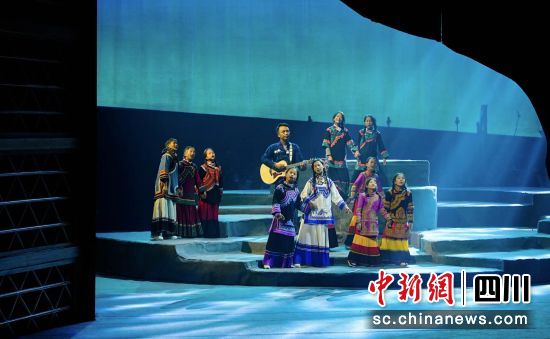 第五届大凉山戏剧节开幕演出。(凉山文旅集团 供图) 第五届大凉山戏剧节开幕演出。(凉山文旅集团 供图)