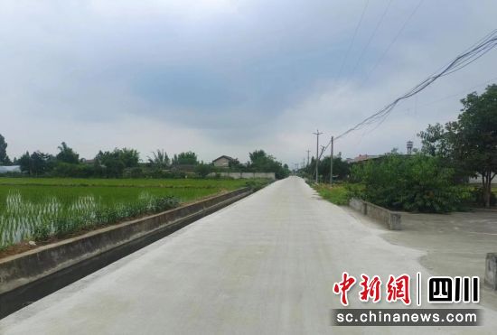 修复之后的路面。 黄许镇纪委供图 修复之后的路面。 黄许镇纪委供图