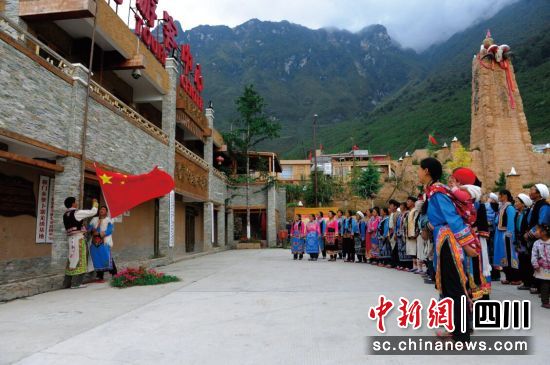 汶川萝卜寨村民升国旗。汶川县委宣传部 供图 汶川萝卜寨村民升国旗。汶川县委宣传部 供图