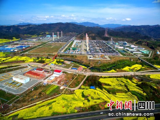普光气田天然气净化厂。中国石化西南石油局 供图 普光气田天然气净化厂。中国石化西南石油局 供图