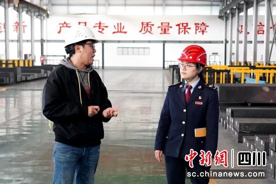 生产车间里工人师傅正在操作电弧炉出钢水。四川税务供图 生产车间里工人师傅正在操作电弧炉出钢水。四川税务供图