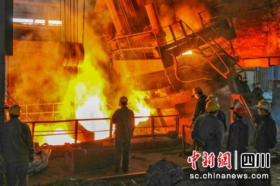 税务干部在模具钢超市与企业财务人员就产品销售和税惠政策适用情况进行交流。四川税务供图 税务干部在模具钢超市与企业财务人员就产品销售和税惠政策适用情况进行交流。四川税务供图