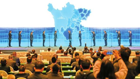 11月30日,2023中外知名企业四川行投资推介会现场,11位四川异地商会会长代表外来民企联合发出《新川商·兴四川》倡议。记者 李向雨 摄 11月30日,2023中外知名企业四川行投资推介会现场,11位四川异地商会会长代表外来民企联合发出《新川商·兴四川》倡议。记者 李向雨 摄
