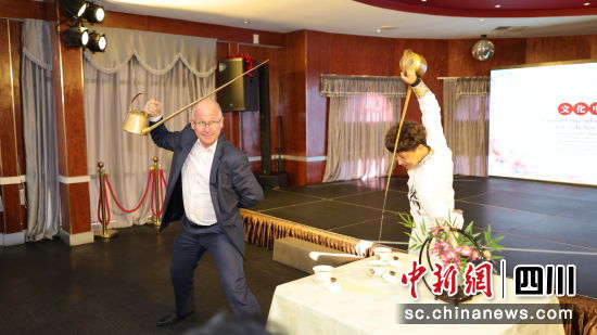 活动嘉宾体验长壶茶艺。四川海外联谊会 供图 活动嘉宾体验长壶茶艺。四川海外联谊会 供图