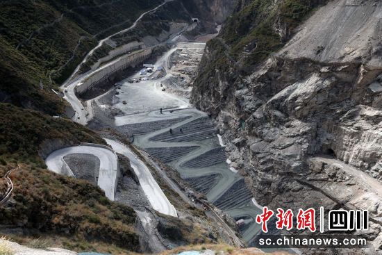 建设中的拉哇水电站。王磊 摄 建设中的拉哇水电站。王磊 摄