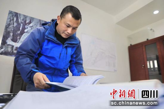 工作中的范雄安。王磊 摄 工作中的范雄安。王磊 摄