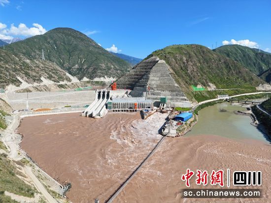 建设中的巴塘水电站。王磊 摄 建设中的巴塘水电站。王磊 摄