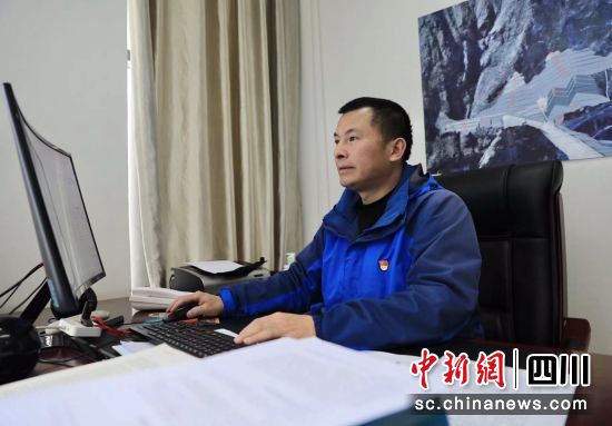 工作中的范雄安。王磊 摄 工作中的范雄安。王磊 摄