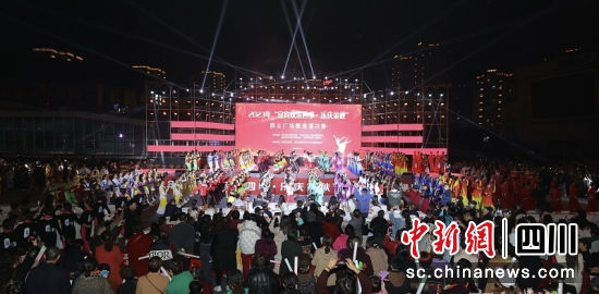 2023年“宜宾欢乐四季·乐庆金秋”群众广场舞展演决赛现场。李得胜 摄 2023年“宜宾欢乐四季·乐庆金秋”群众广场舞展演决赛现场。李得胜 摄