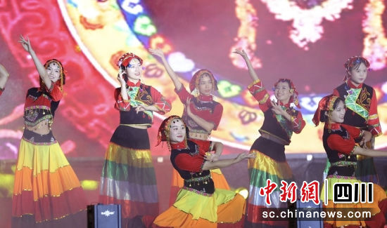 现场演出。李得胜 摄 现场演出。李得胜 摄