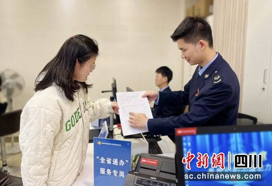 税务干部介绍办税流程等。四川税务供图 税务干部介绍办税流程等。四川税务供图