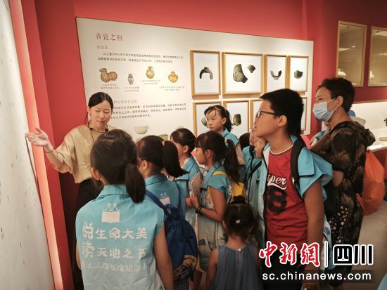 馆外研学活动现场。(青羊区图书馆 供图) 馆外研学活动现场。(青羊区图书馆 供图)