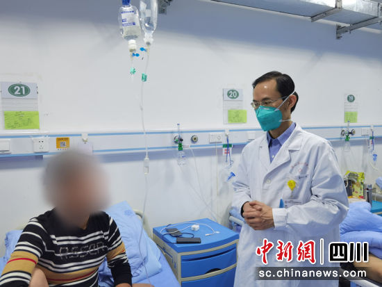 成都市公共卫生临床医疗中心主任医师、蔡琳教授正在为患者服务。柏铭 摄 成都市公共卫生临床医疗中心主任医师、蔡琳教授正在为患者服务。柏铭 摄
