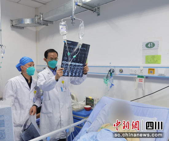 成都市公共卫生临床医疗中心主任医师、蔡琳教授正在病房了解患者情况。柏铭 摄 成都市公共卫生临床医疗中心主任医师、蔡琳教授正在病房了解患者情况。柏铭 摄